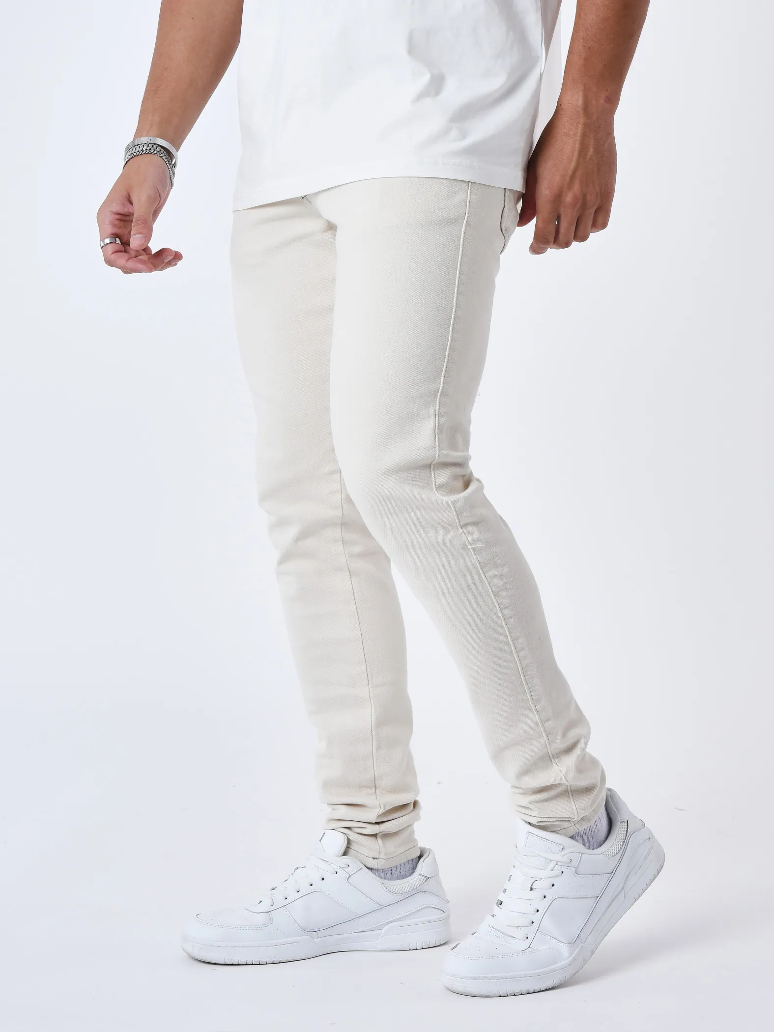 Jeans slim con costuras de contraste