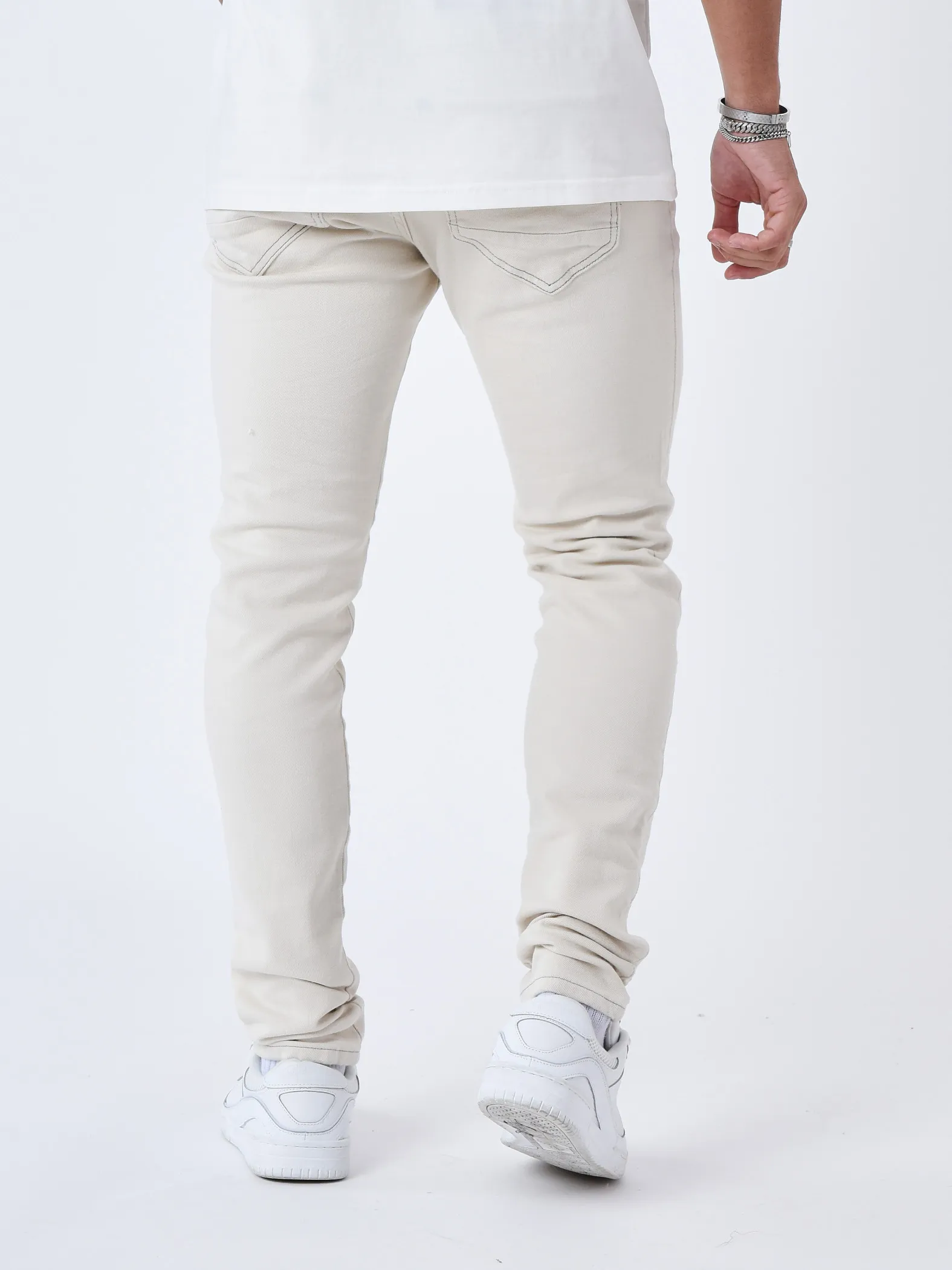 Jeans slim con costuras de contraste