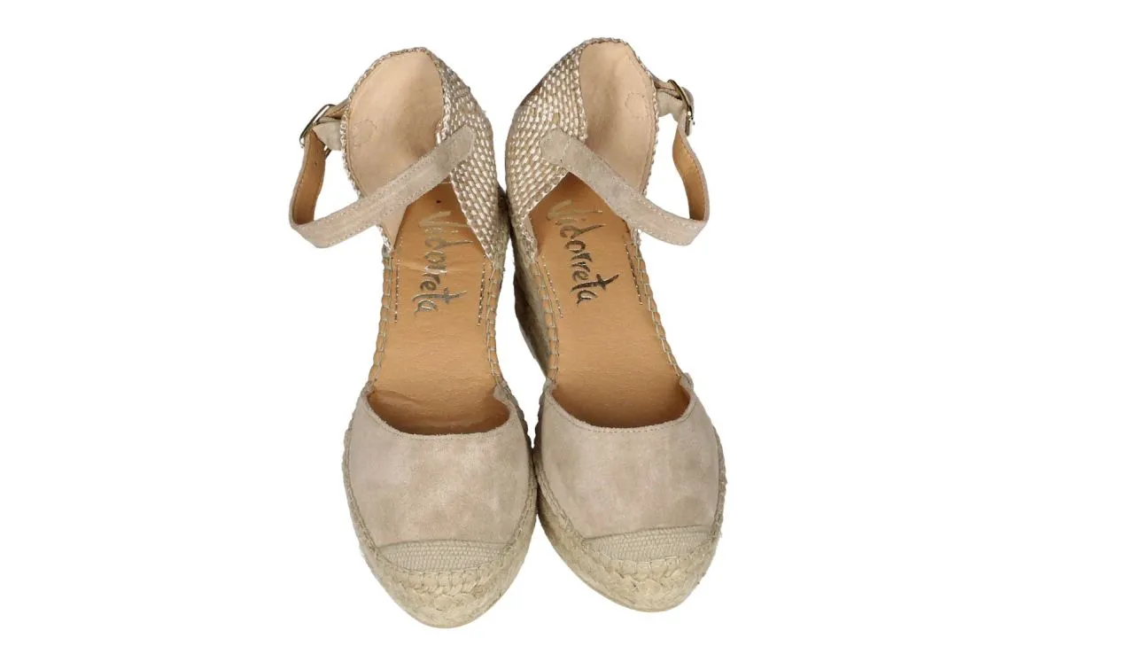 Mercedes Descubierto Serraje Taupe Con Pulsera