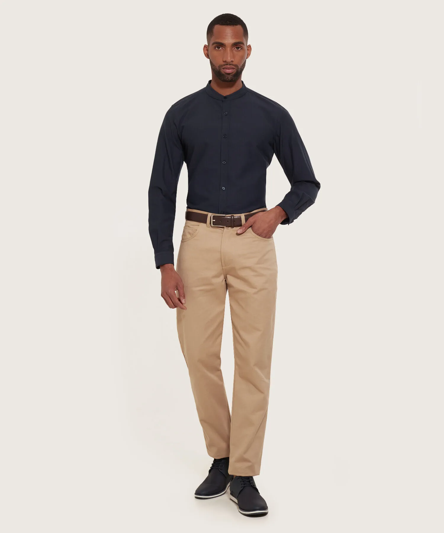PANTAL&OACUTE;N UNICOLOR 5 BOLSILLOS REGULAR FIT.