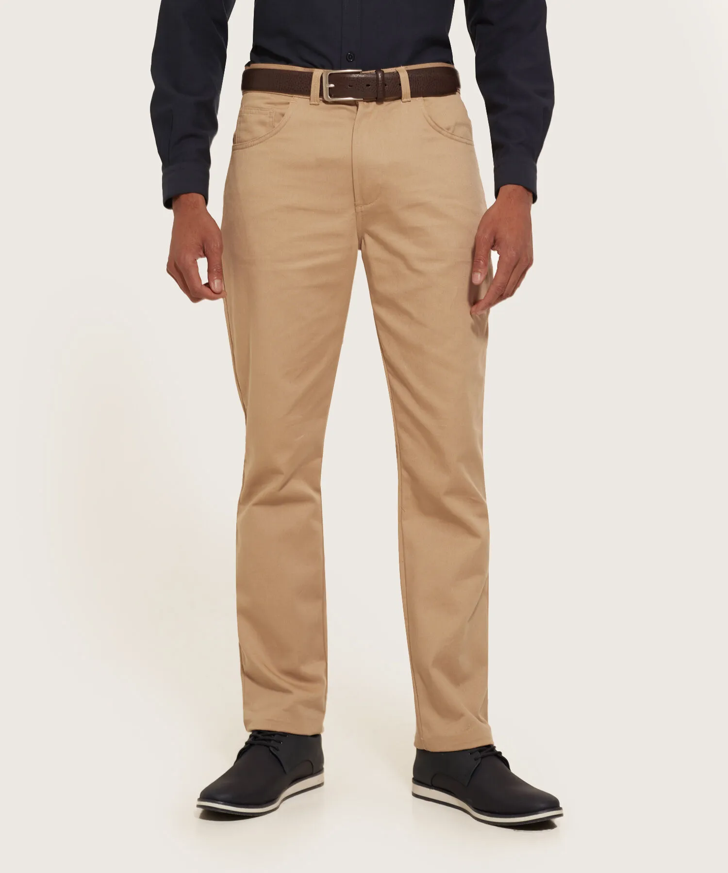 PANTAL&OACUTE;N UNICOLOR 5 BOLSILLOS REGULAR FIT.