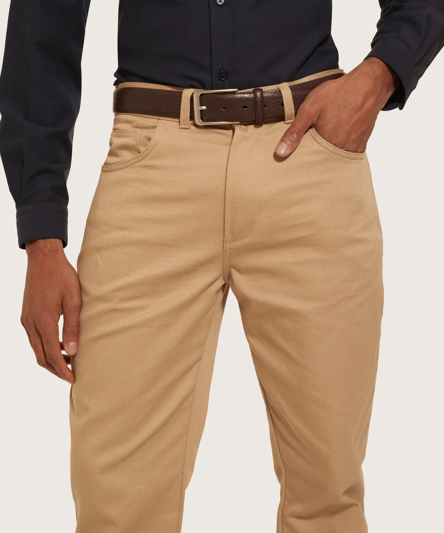 PANTAL&OACUTE;N UNICOLOR 5 BOLSILLOS REGULAR FIT.