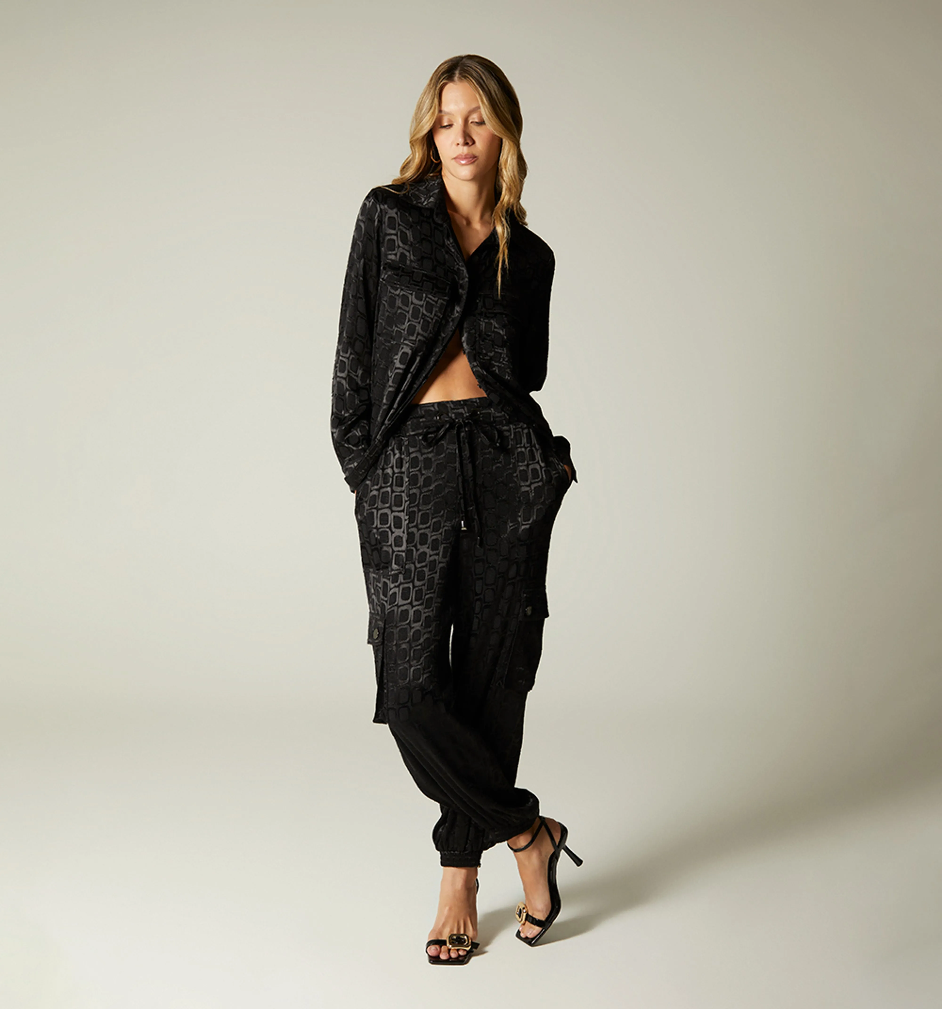 Pantalon con bolsillos cargo