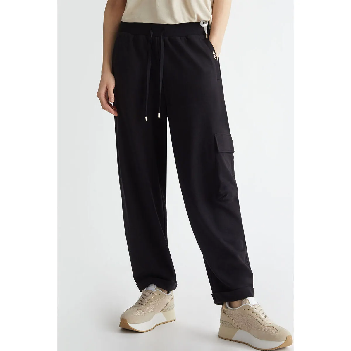 Pantalón ancho con bolsillo grande