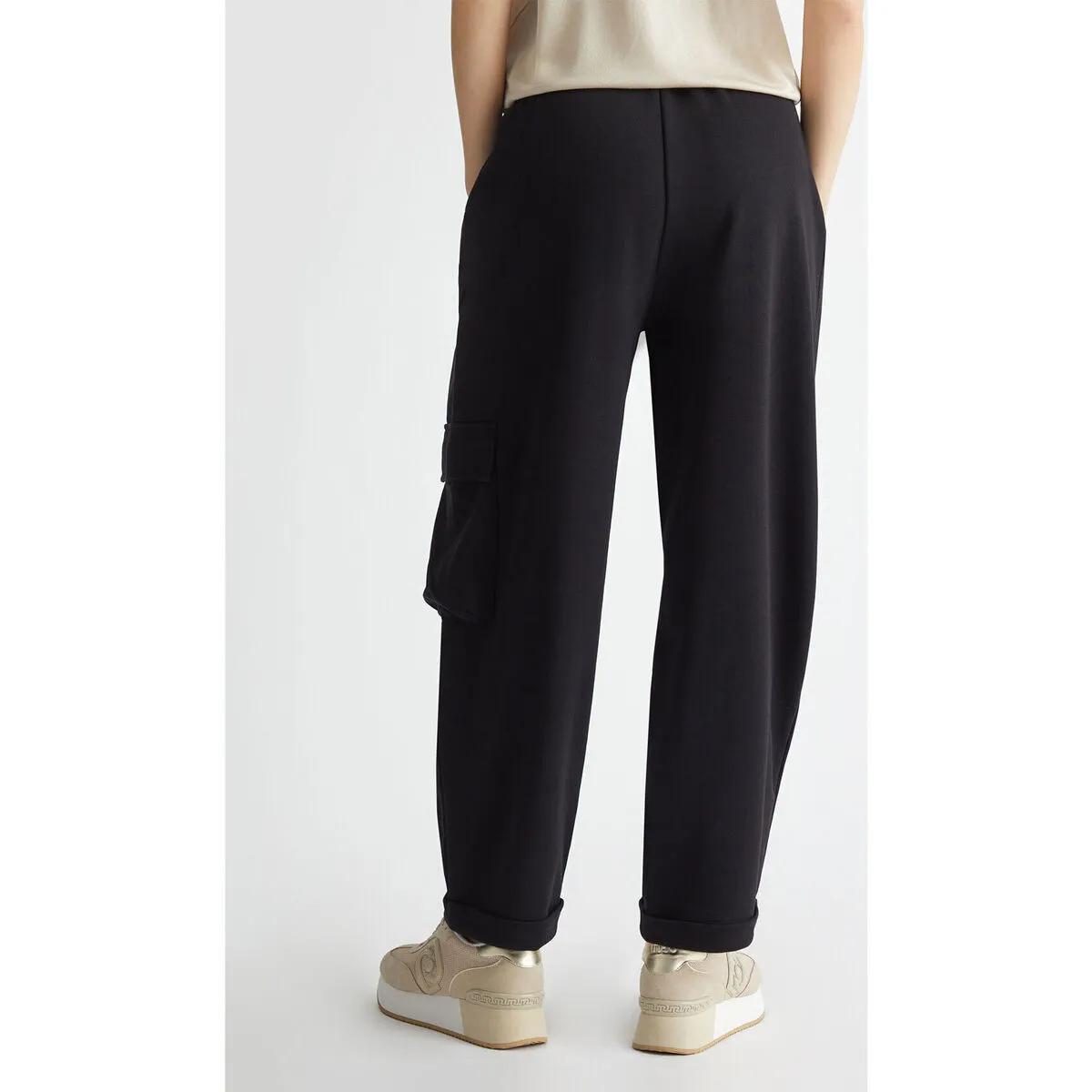 Pantalón ancho con bolsillo grande