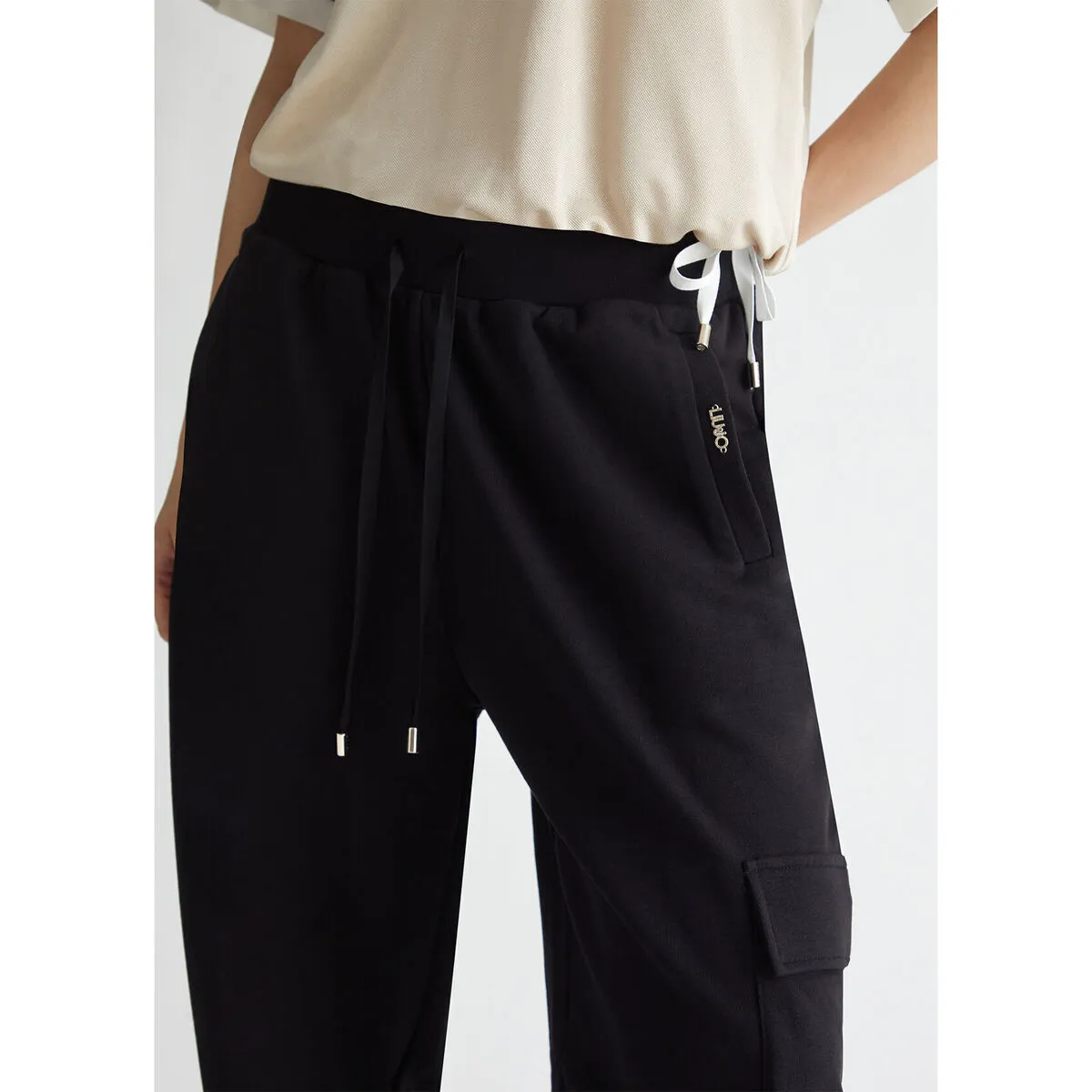 Pantalón ancho con bolsillo grande