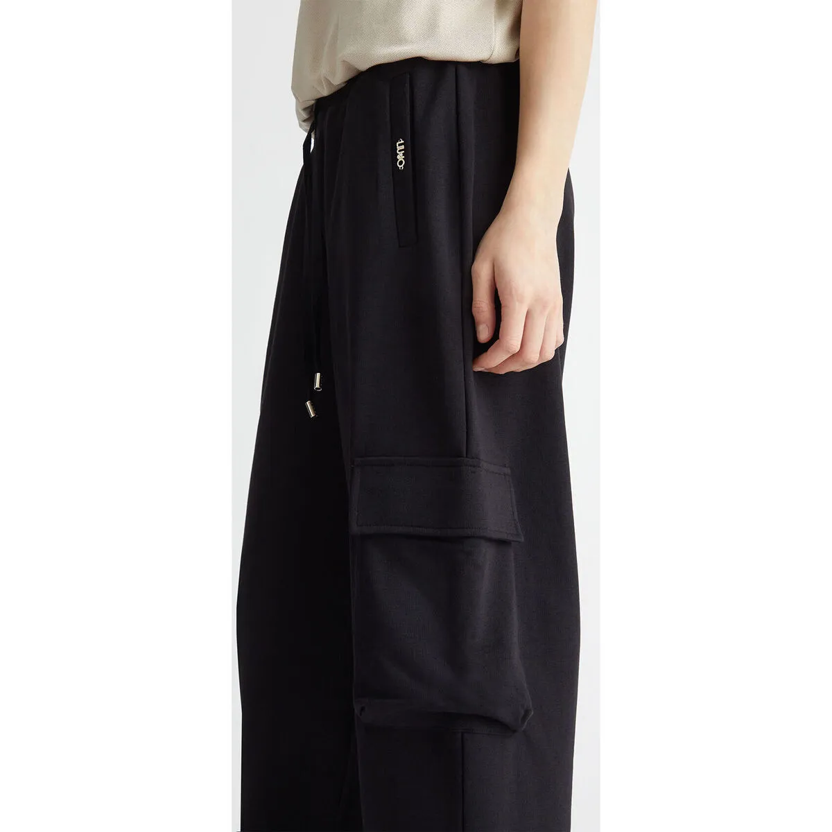 Pantalón ancho con bolsillo grande