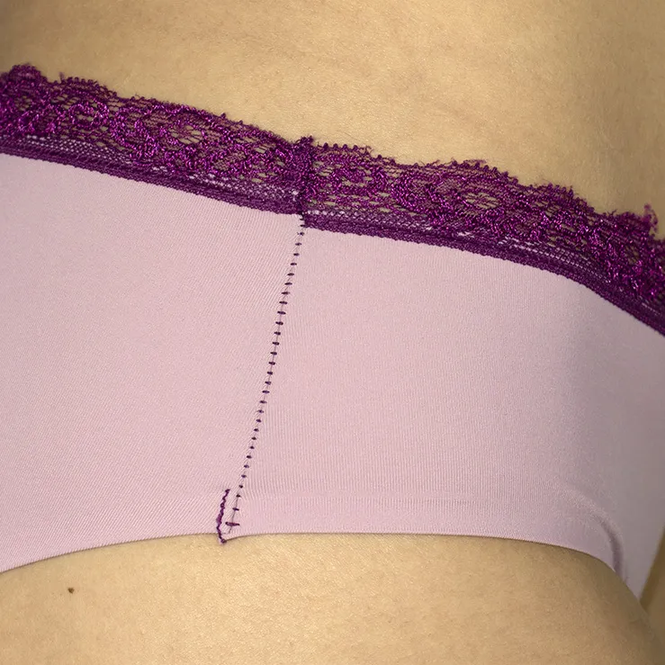 Panty bikini rosado con encaje vinotinto