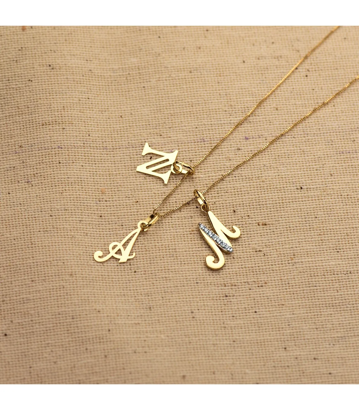 Pendentif initiale en or 18 carats B