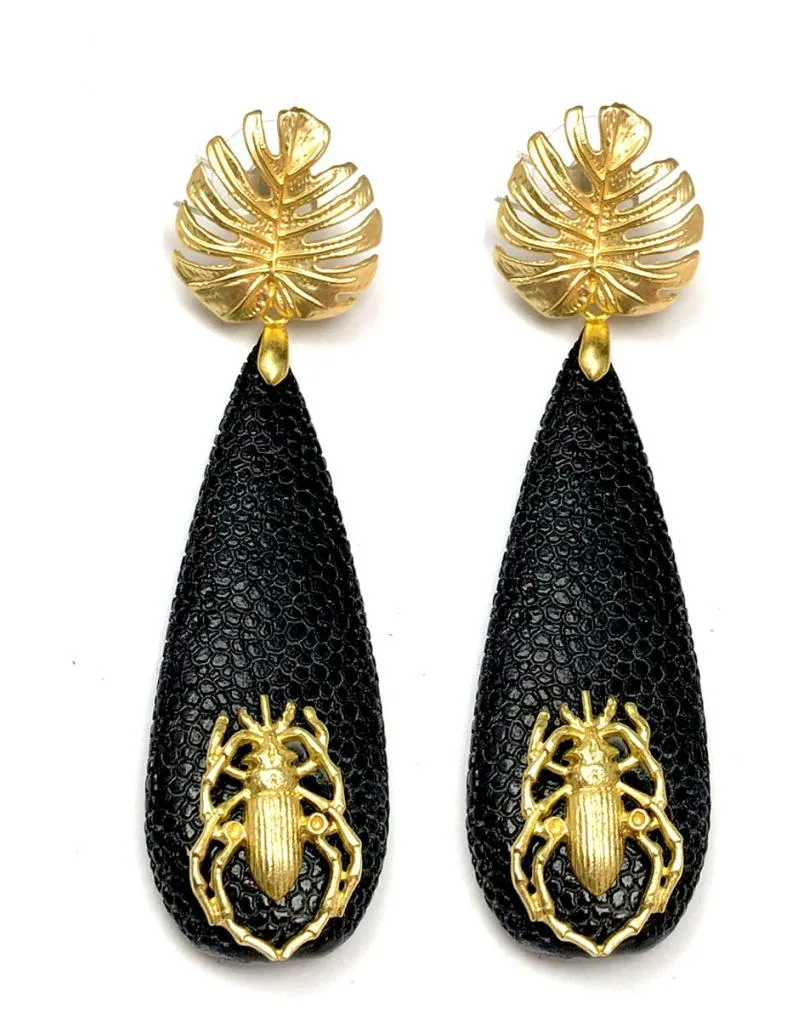 PENDIENTES LARGOS NEGROS CON ESCARABAJO Y HOJA DE ADAN