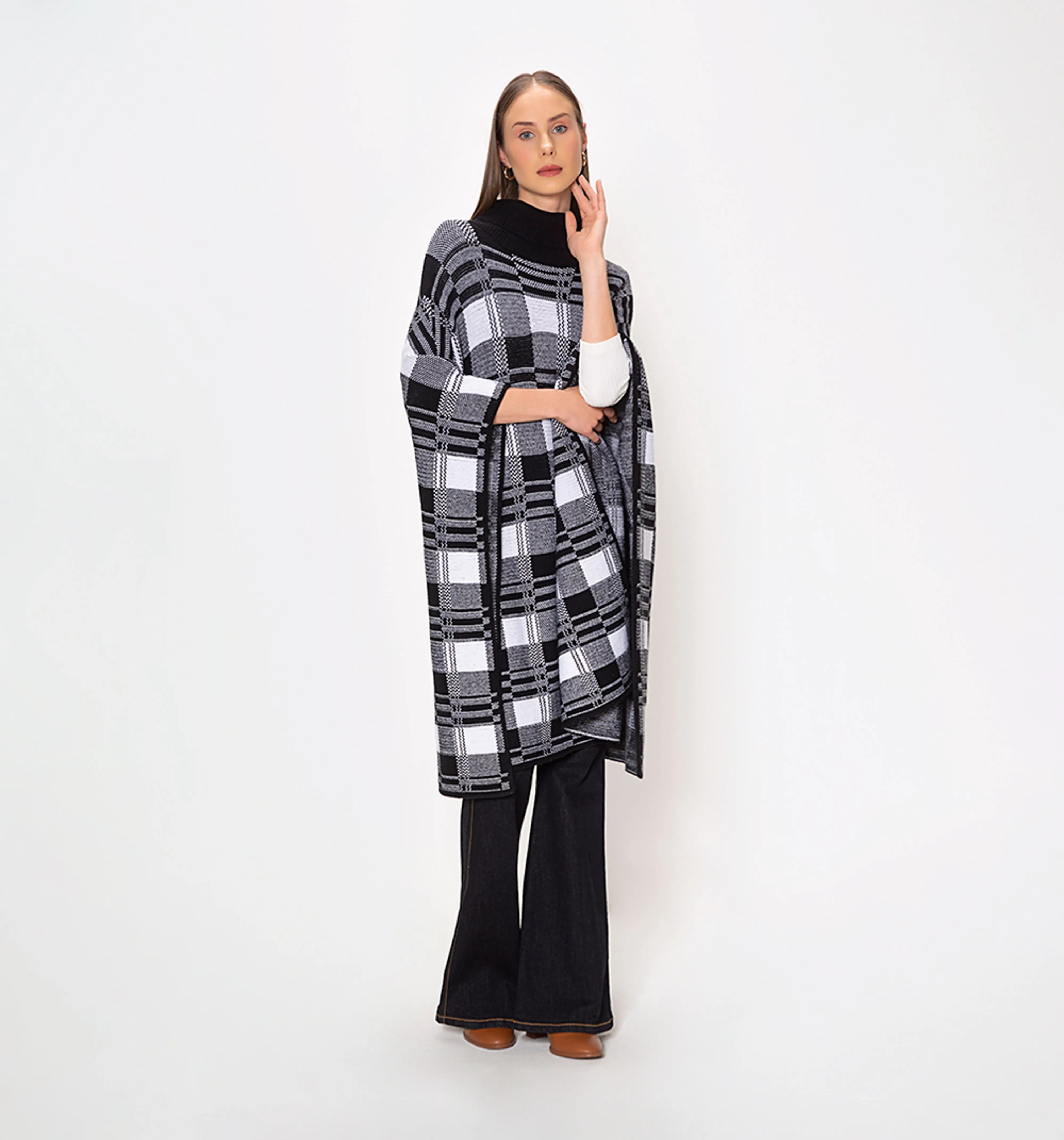 Poncho cuadros con cuello unic negroblanco