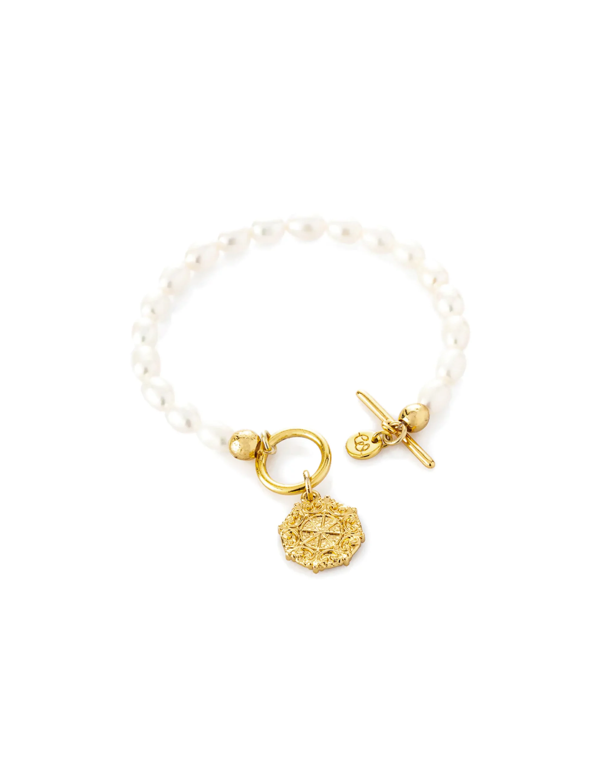 Pulsera de perlas con dije de moneda y broche de timon