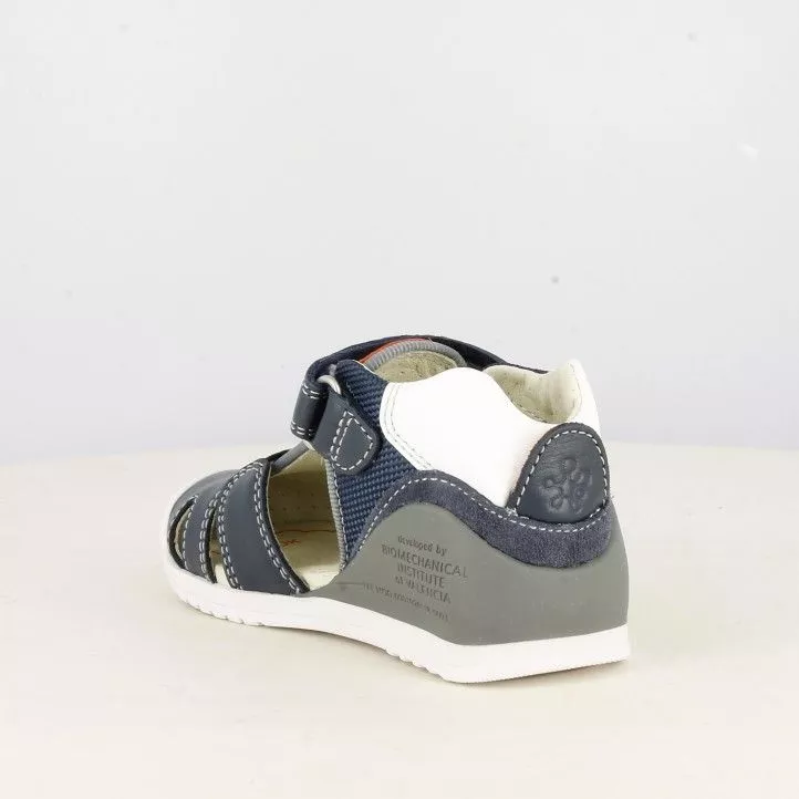 Sandalias abotinadas Biomecanics azul con detalle en naranja cierre con velcro y elástico
