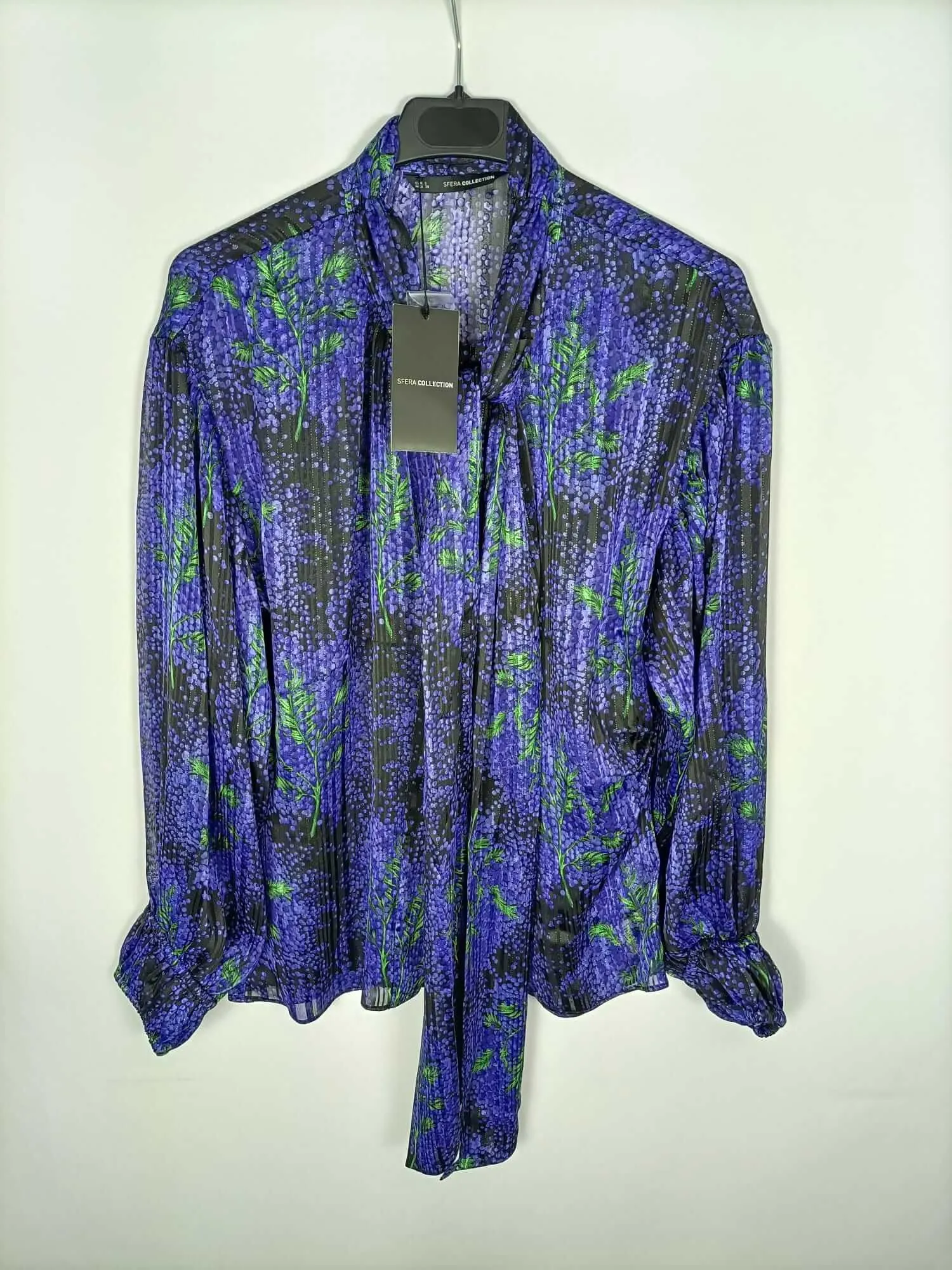 SFERA. Camisa negra morada estampada T. s