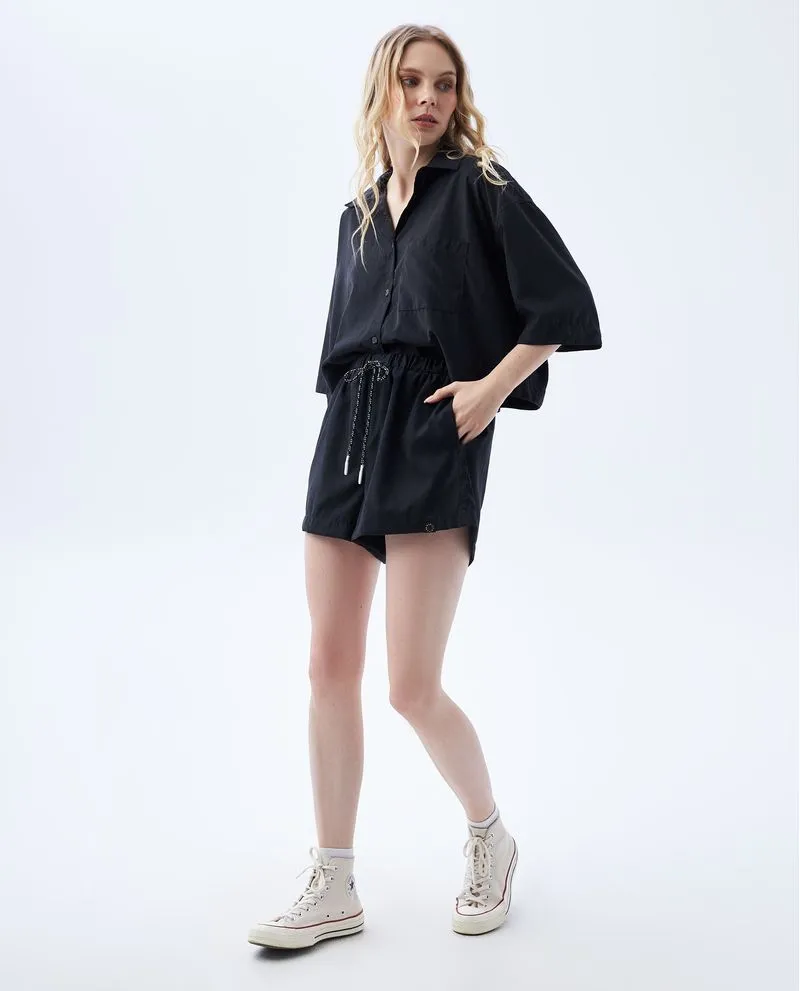 Short con bolsillos laterales para mujer