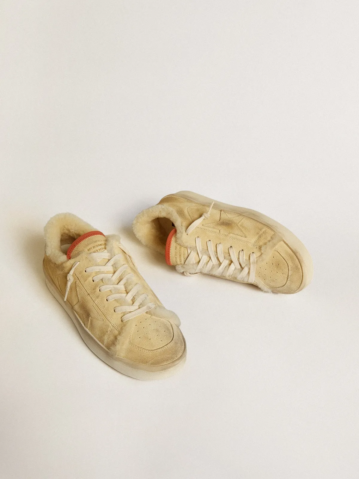 Stardan de ante beige con refuerzo del talón de piel y forro de shearling