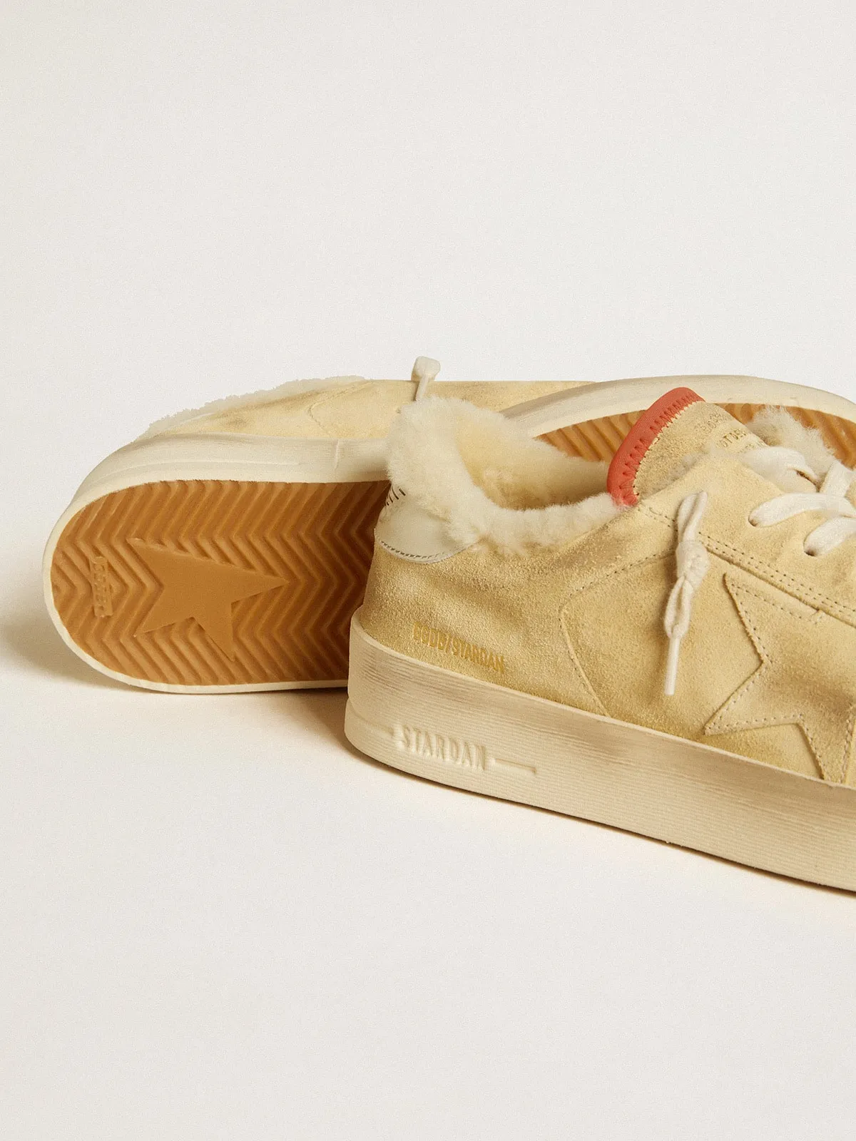 Stardan de ante beige con refuerzo del talón de piel y forro de shearling