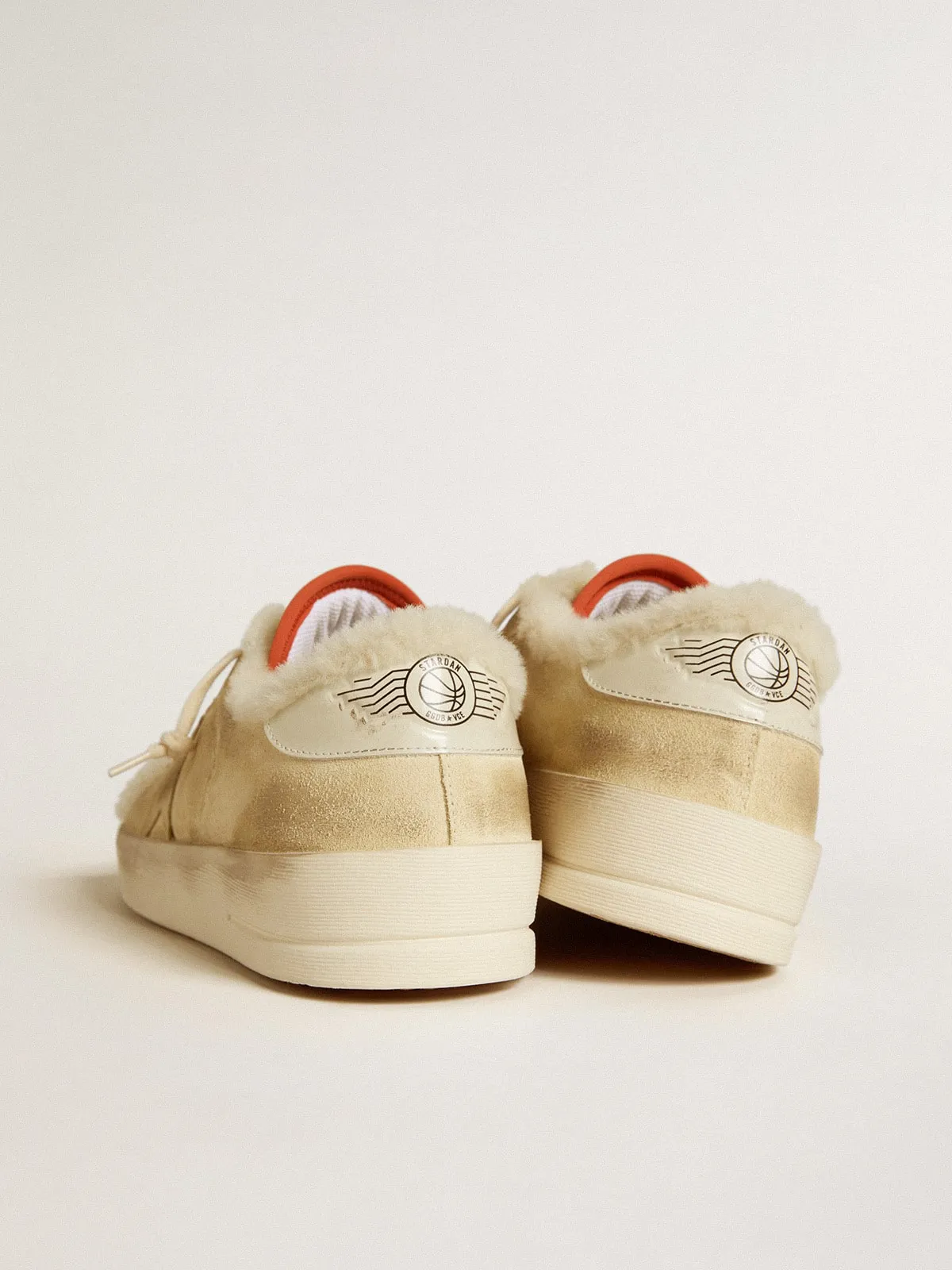 Stardan de ante beige con refuerzo del talón de piel y forro de shearling