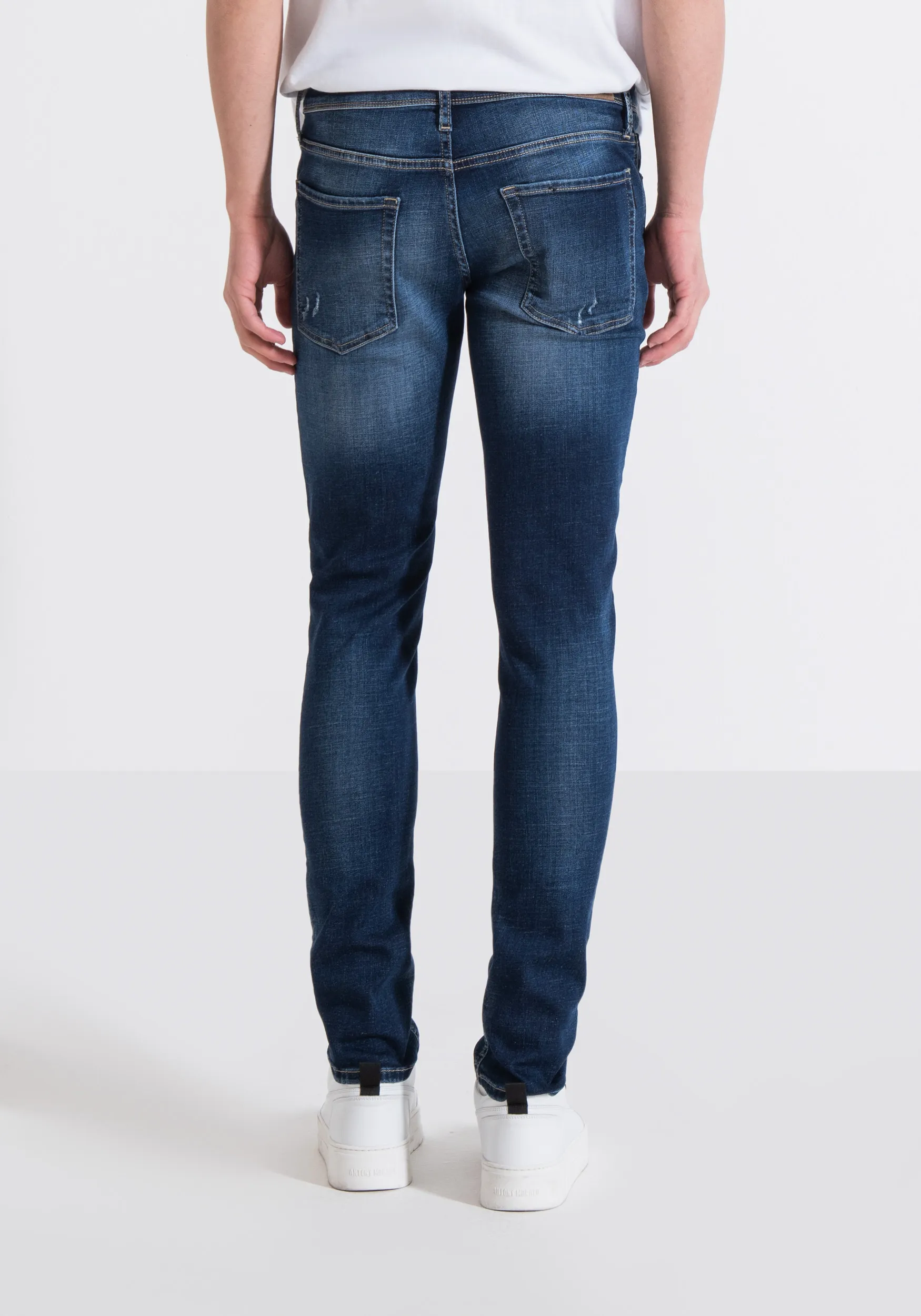 VAQUERO TAPERED FIT «OZZY» ELÁSTICOS DE TONO MEDIO