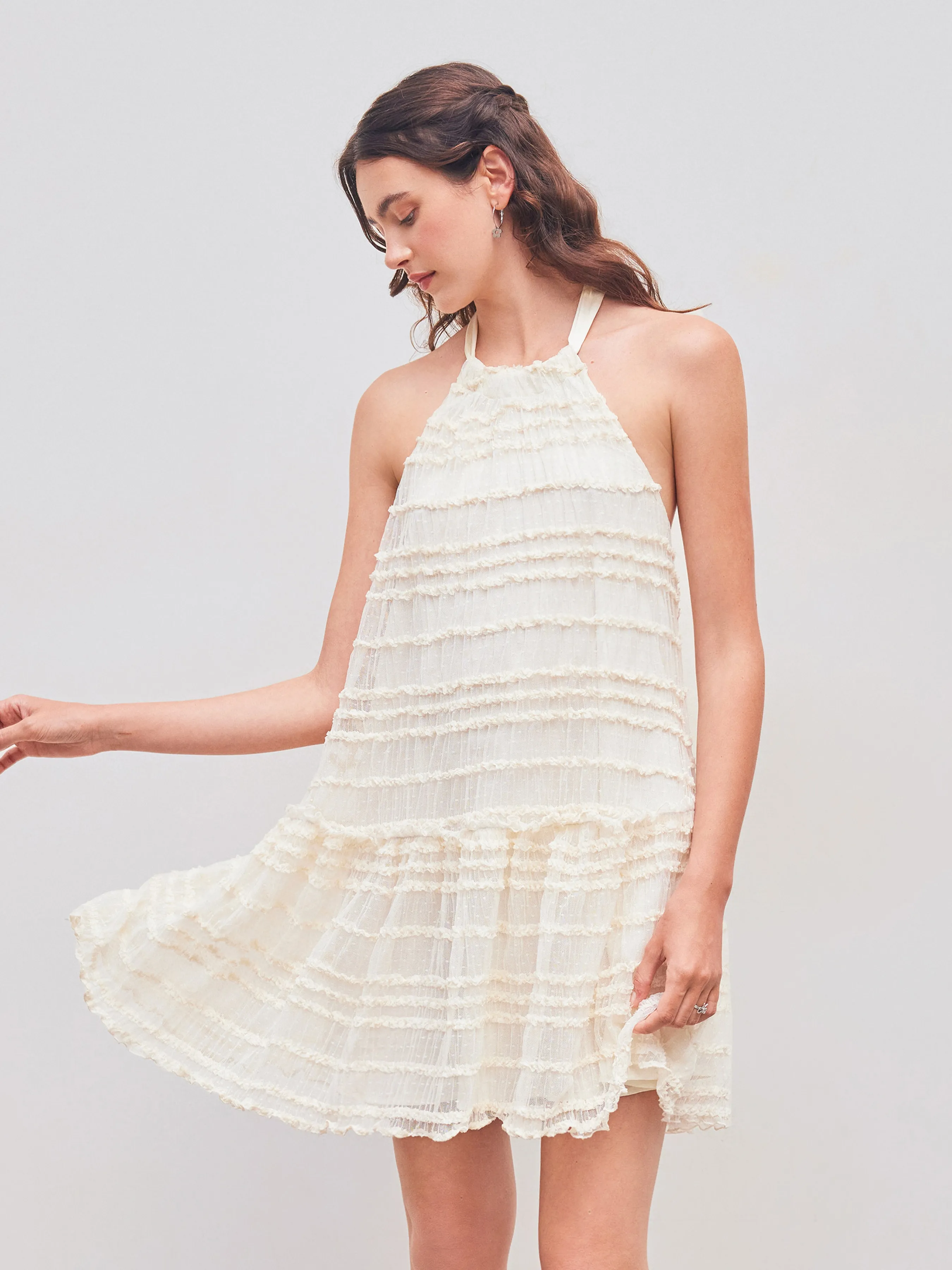 Vestido Mini de Malla con Cuello Halter, Ribete de Lechuga y Lazo con Volantes