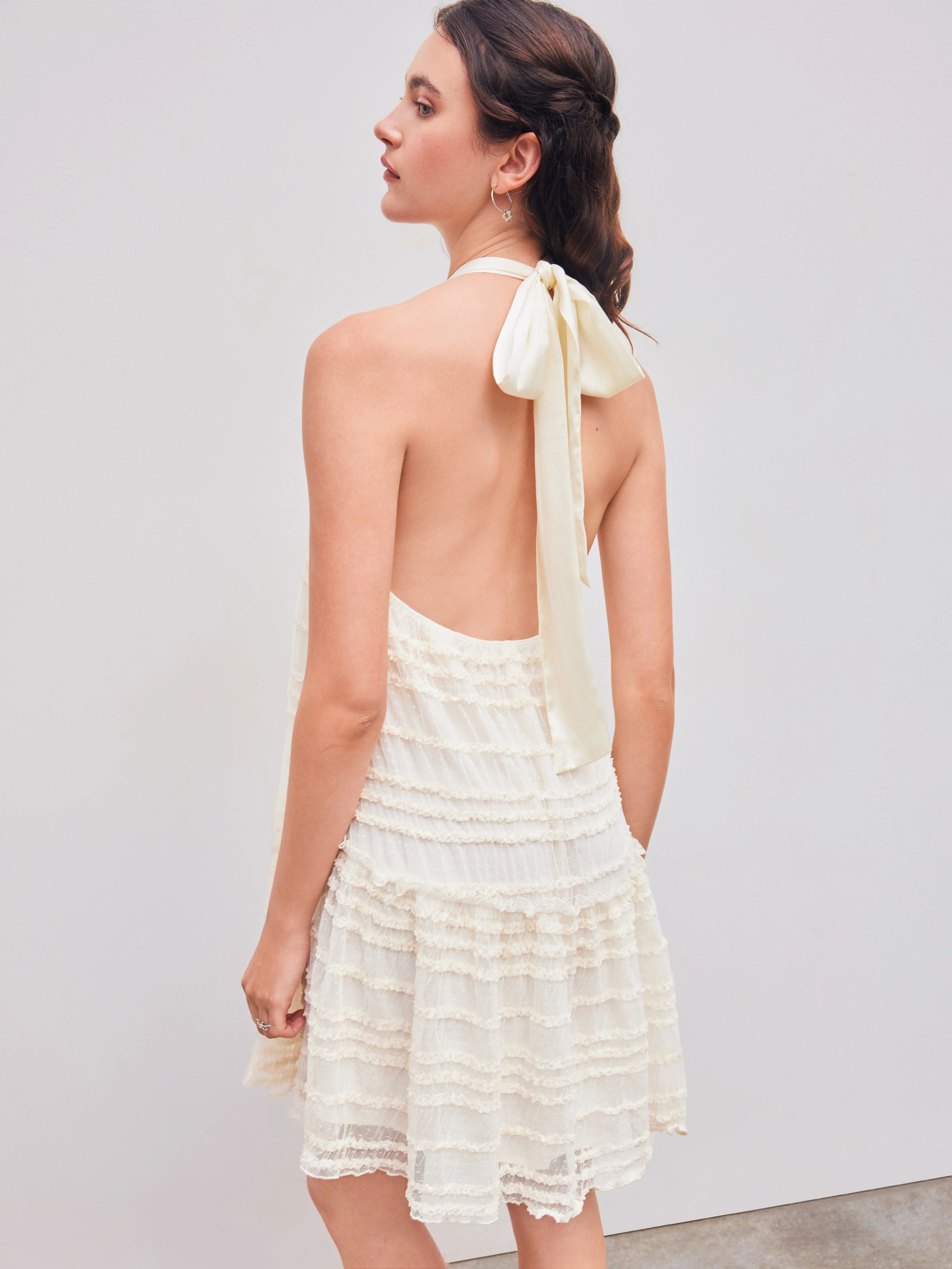 Vestido Mini de Malla con Cuello Halter, Ribete de Lechuga y Lazo con Volantes