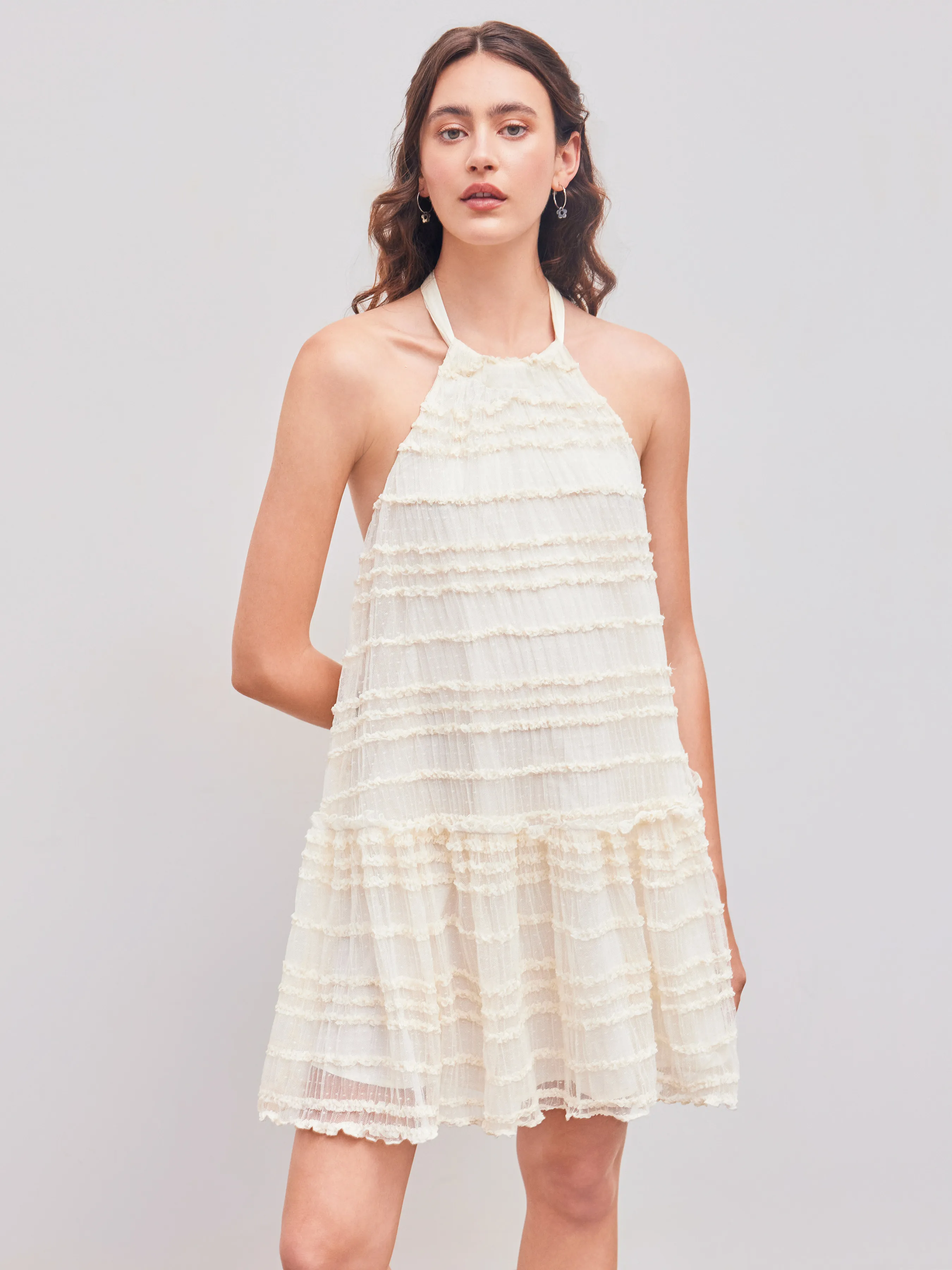 Vestido Mini de Malla con Cuello Halter, Ribete de Lechuga y Lazo con Volantes