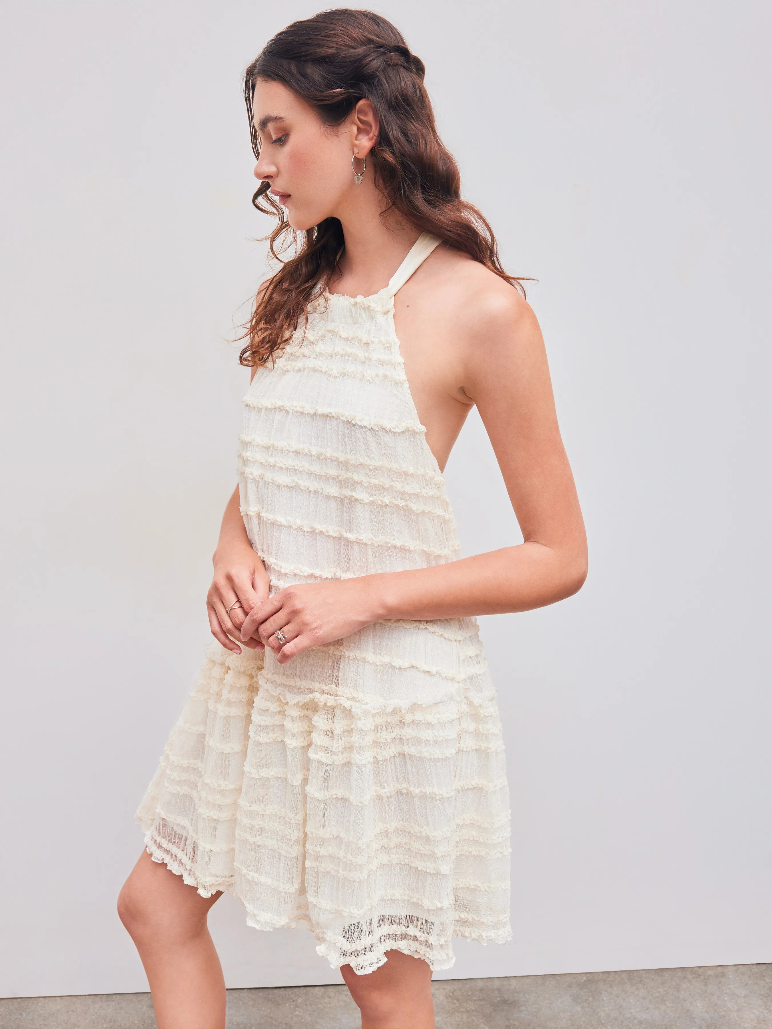 Vestido Mini de Malla con Cuello Halter, Ribete de Lechuga y Lazo con Volantes