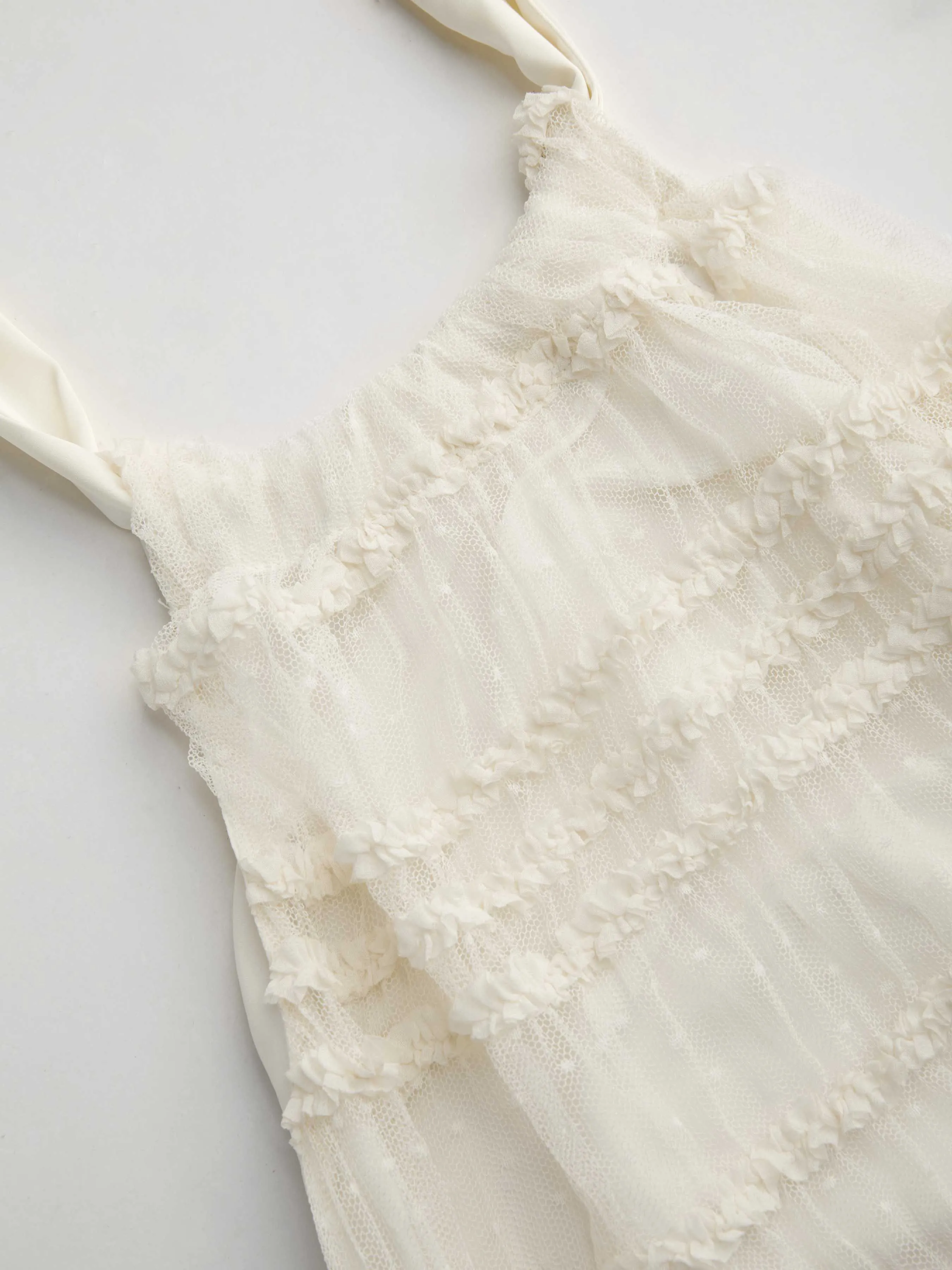 Vestido Mini de Malla con Cuello Halter, Ribete de Lechuga y Lazo con Volantes