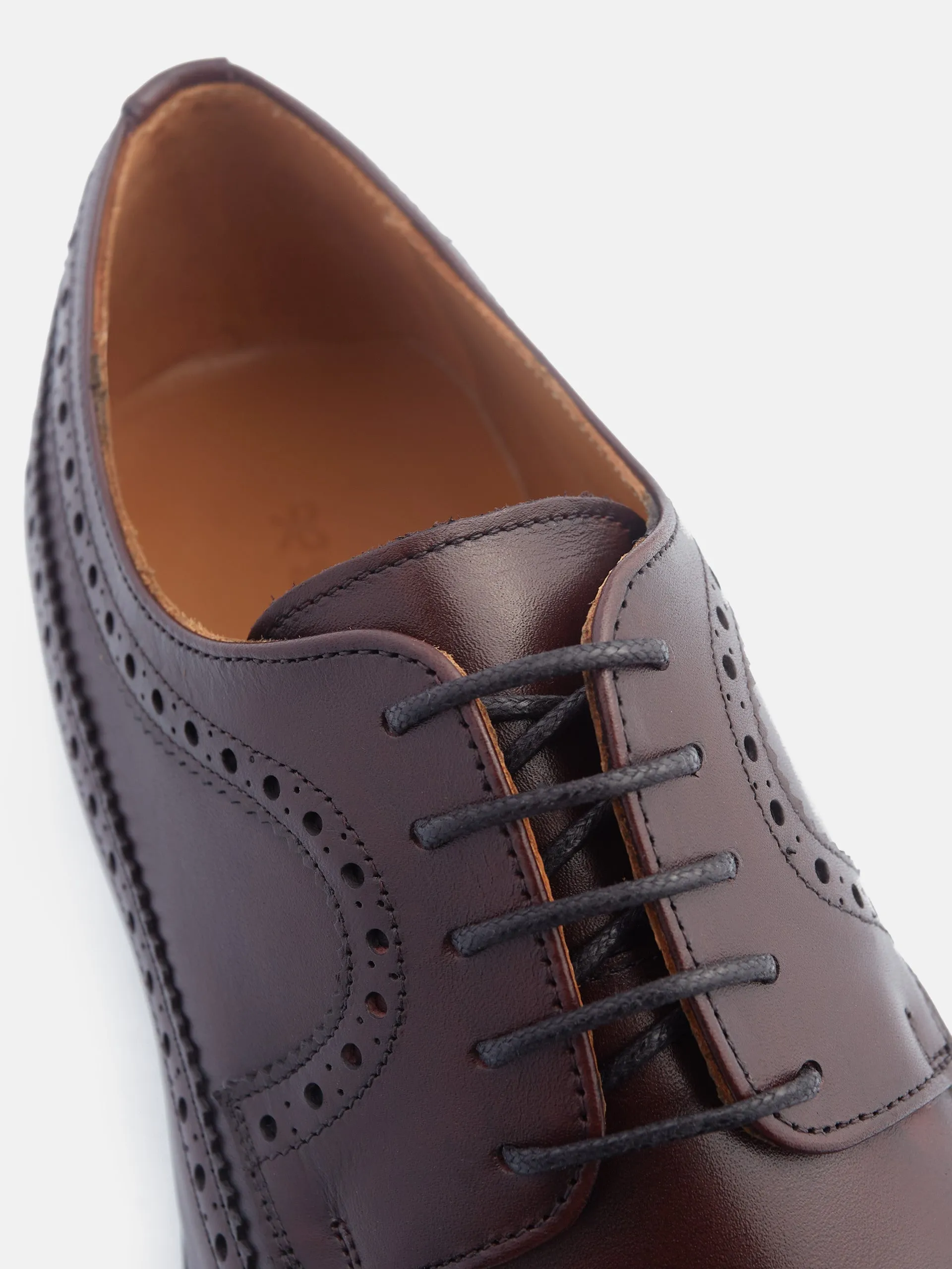 Zapato clasico piel perforado burdeos